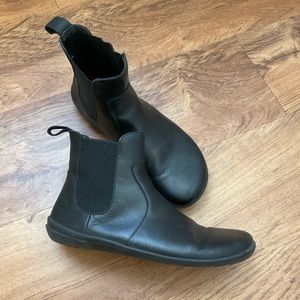 SOLD Black Fulham vivobarefoot boots